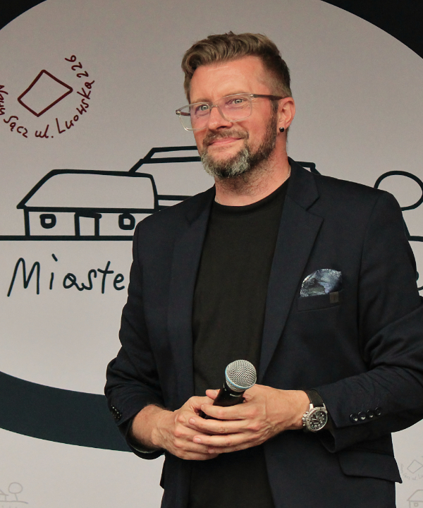 Krzysztof Witowski na scenie, z mikrofonem